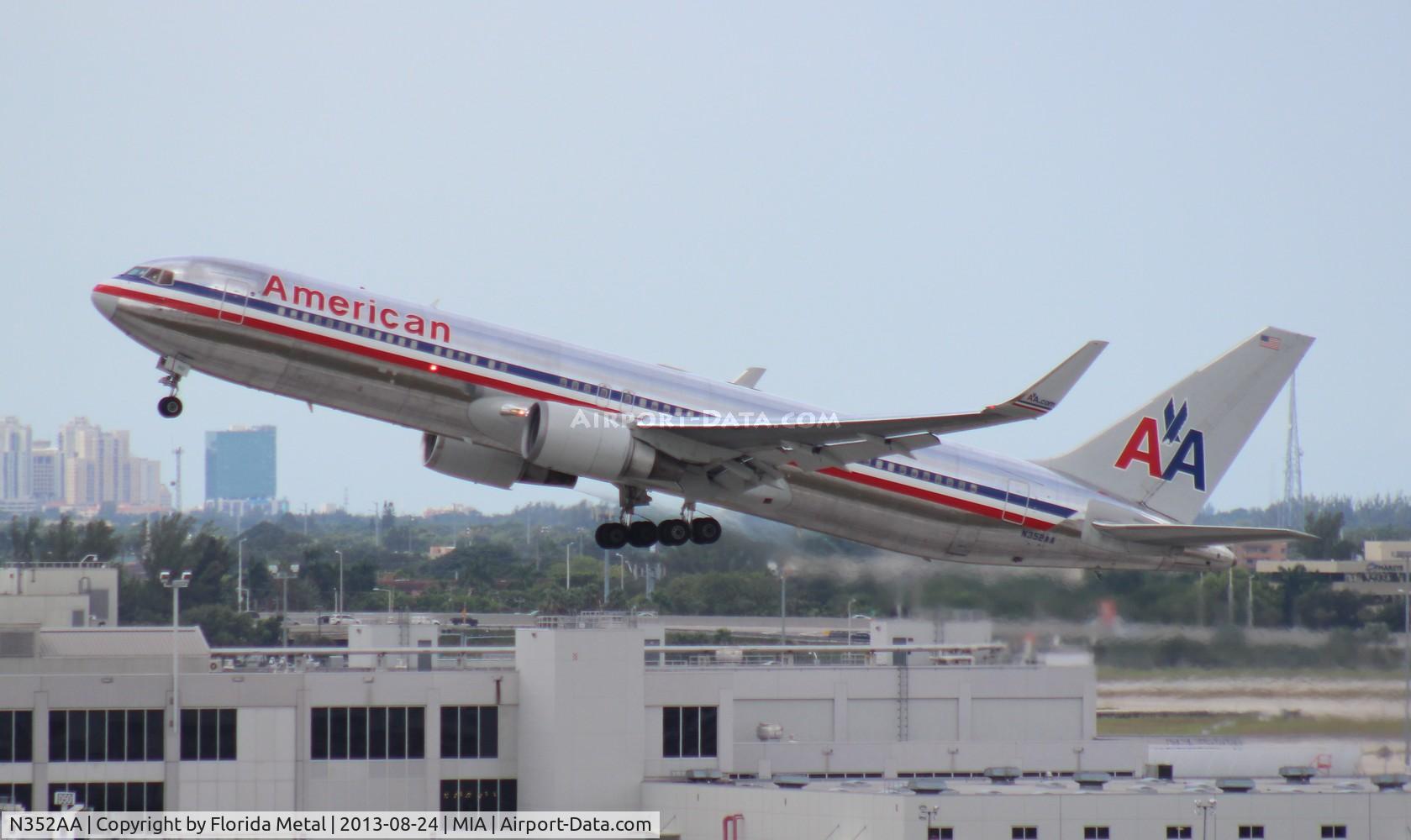 N352AA, 1988 Boeing 767-323ER C/N 24033, American 767-300