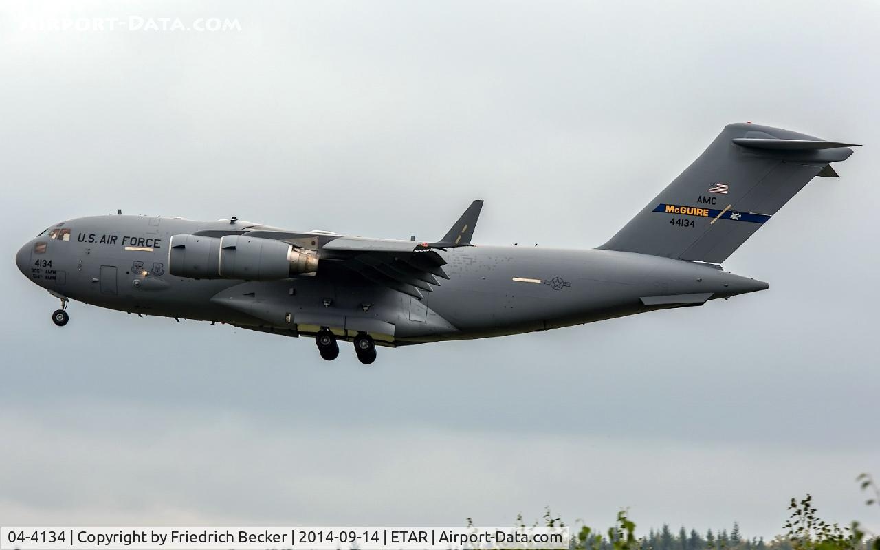 04-4134, 2004 Boeing C-17A Globemaster III C/N P-134, on final RW26