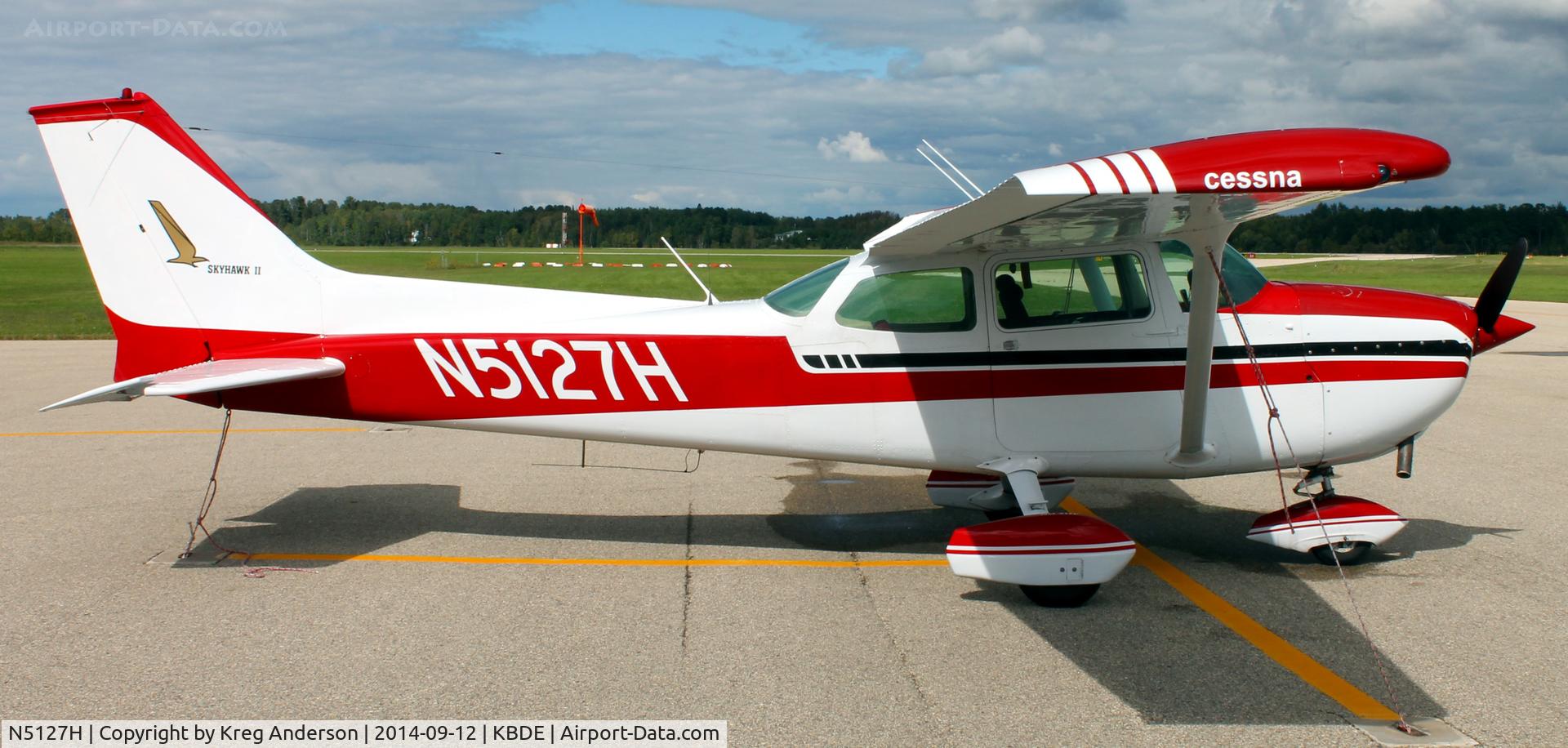 N5127H, 1975 Cessna 172M C/N 17265344, Cessna 172M Skyhawk on the ramp in Baudette, MN.