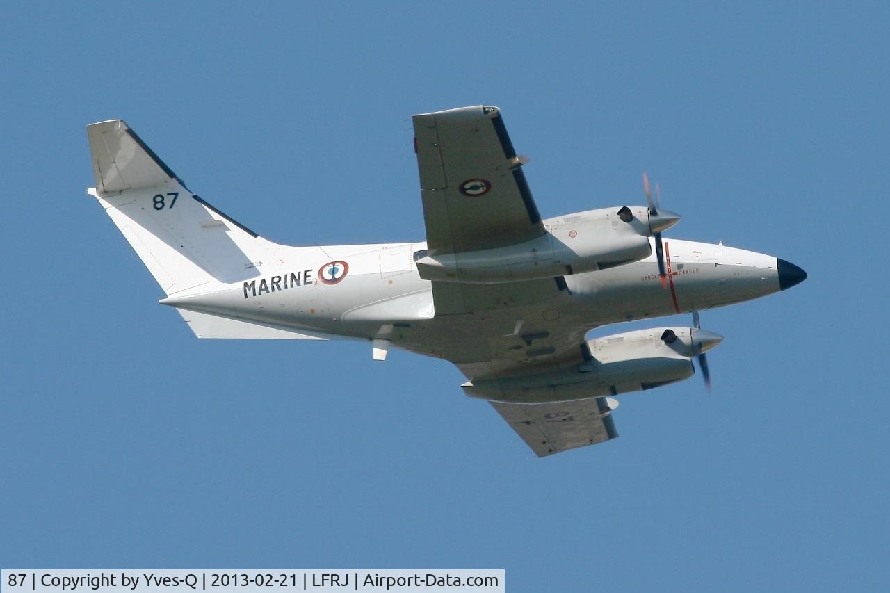 87, Embraer EMB-121AN Xingu C/N 121-087, Embraer EMB-121AA Xingu, Take off rwy 08, Landivisiau Naval Air Base (LFRJ)