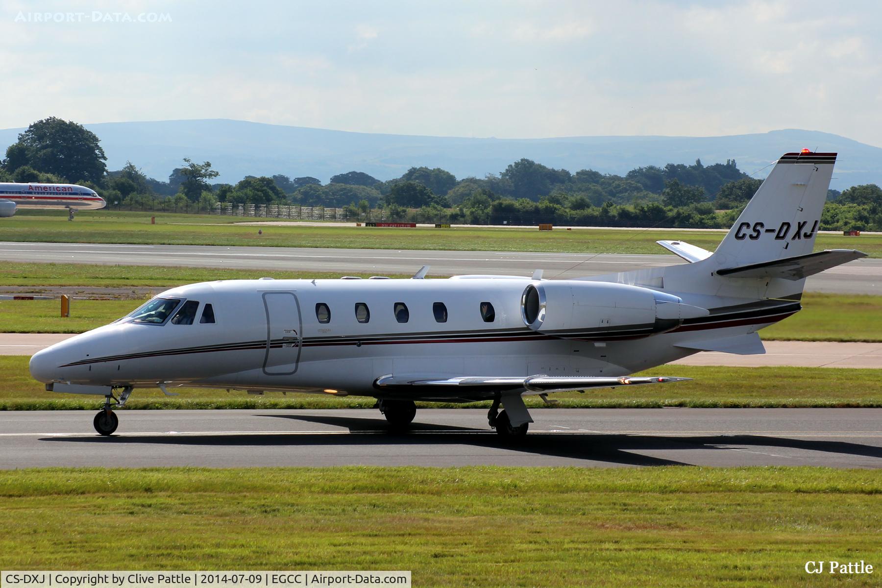 CS-DXJ, 2006 Cessna 560XL Citation Excel C/N 560-5627, Net Jets taxi to gate