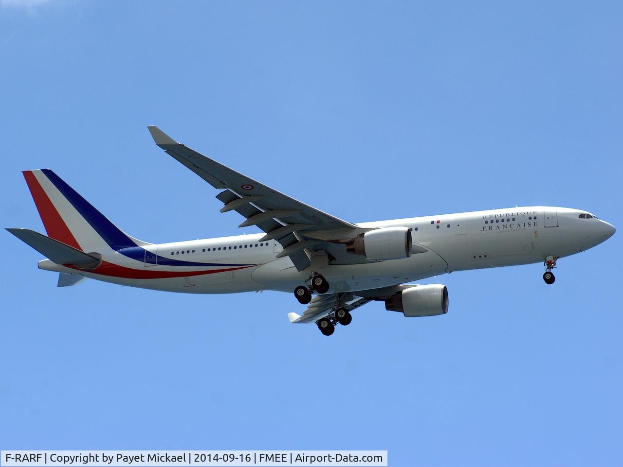 F-RARF, 1999 Airbus A330-223 C/N 240, Final for rwy 12