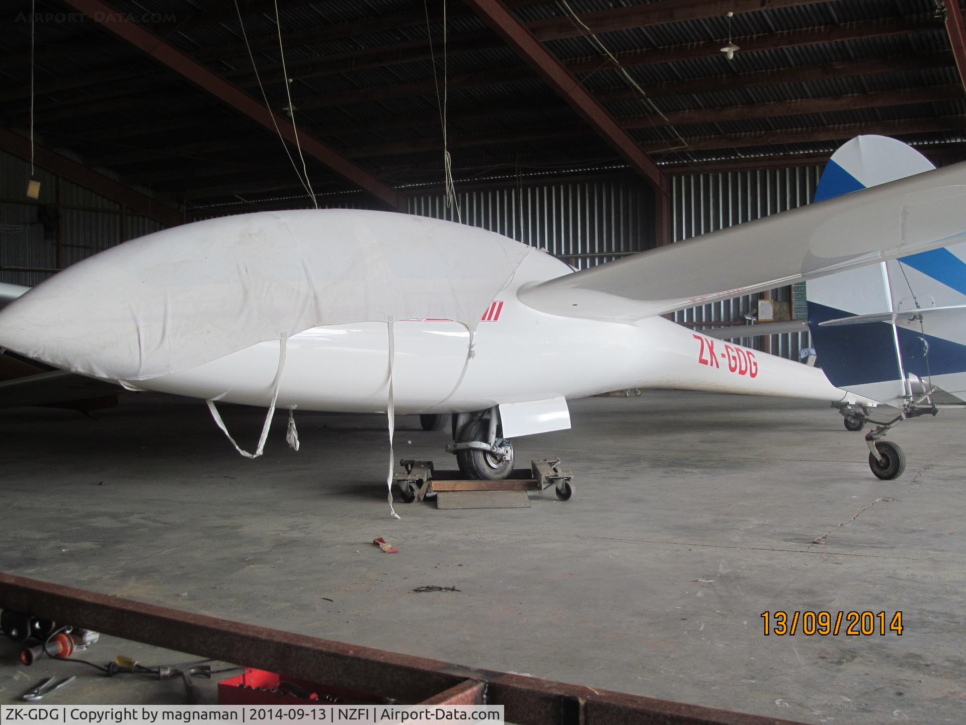 ZK-GDG, 2001 Glaser-Dirks DG-1000S C/N 10-2S2, Tight squeeze