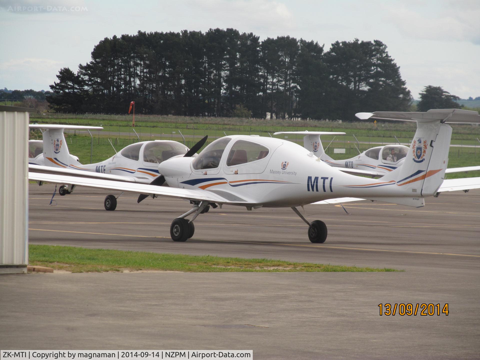 ZK-MTI, Diamond DA-40 Diamond Star C/N 40.1013, On club apron PN