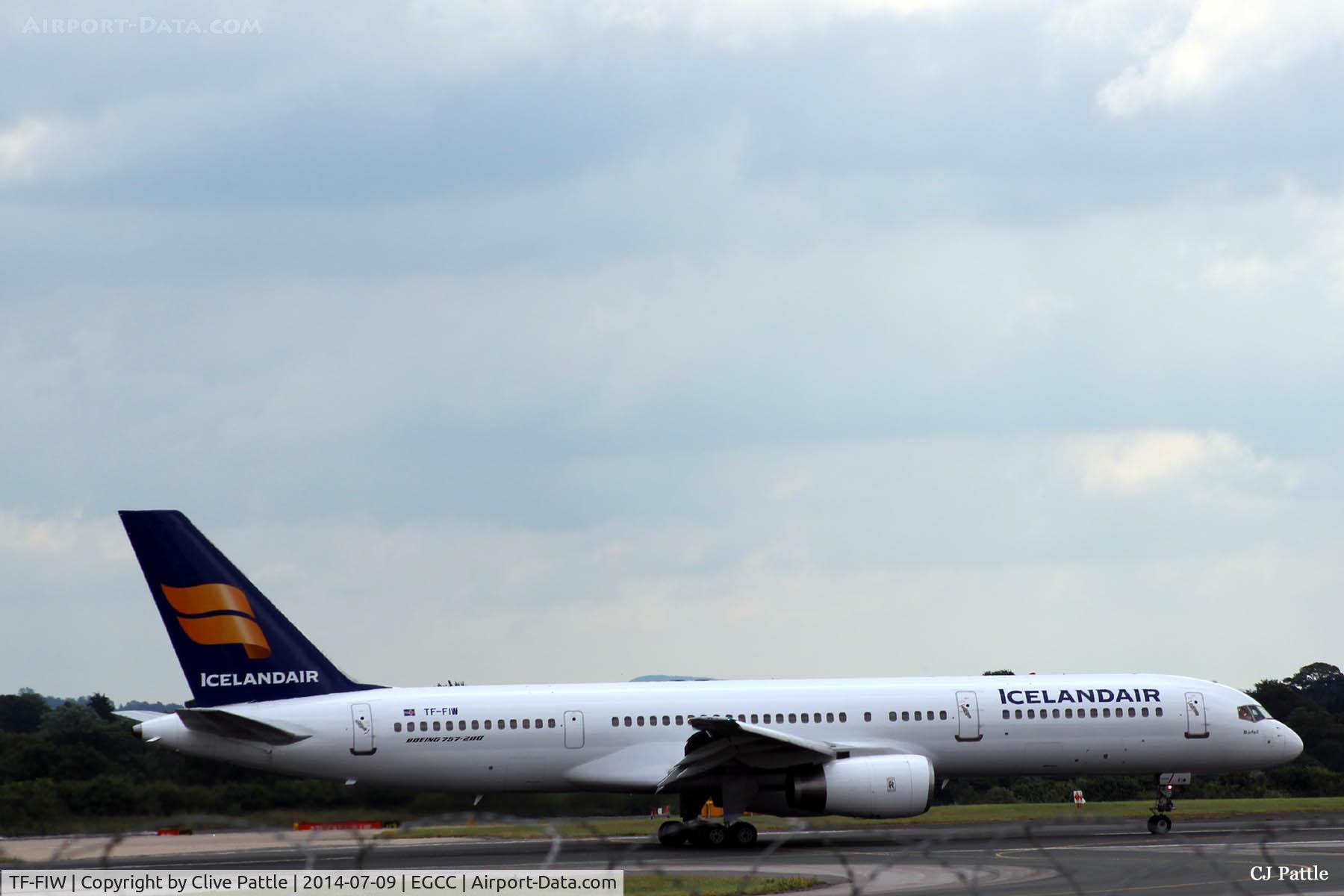 TF-FIW, 1990 Boeing 757-27B/ER C/N 24838, Landing roll at EGCC