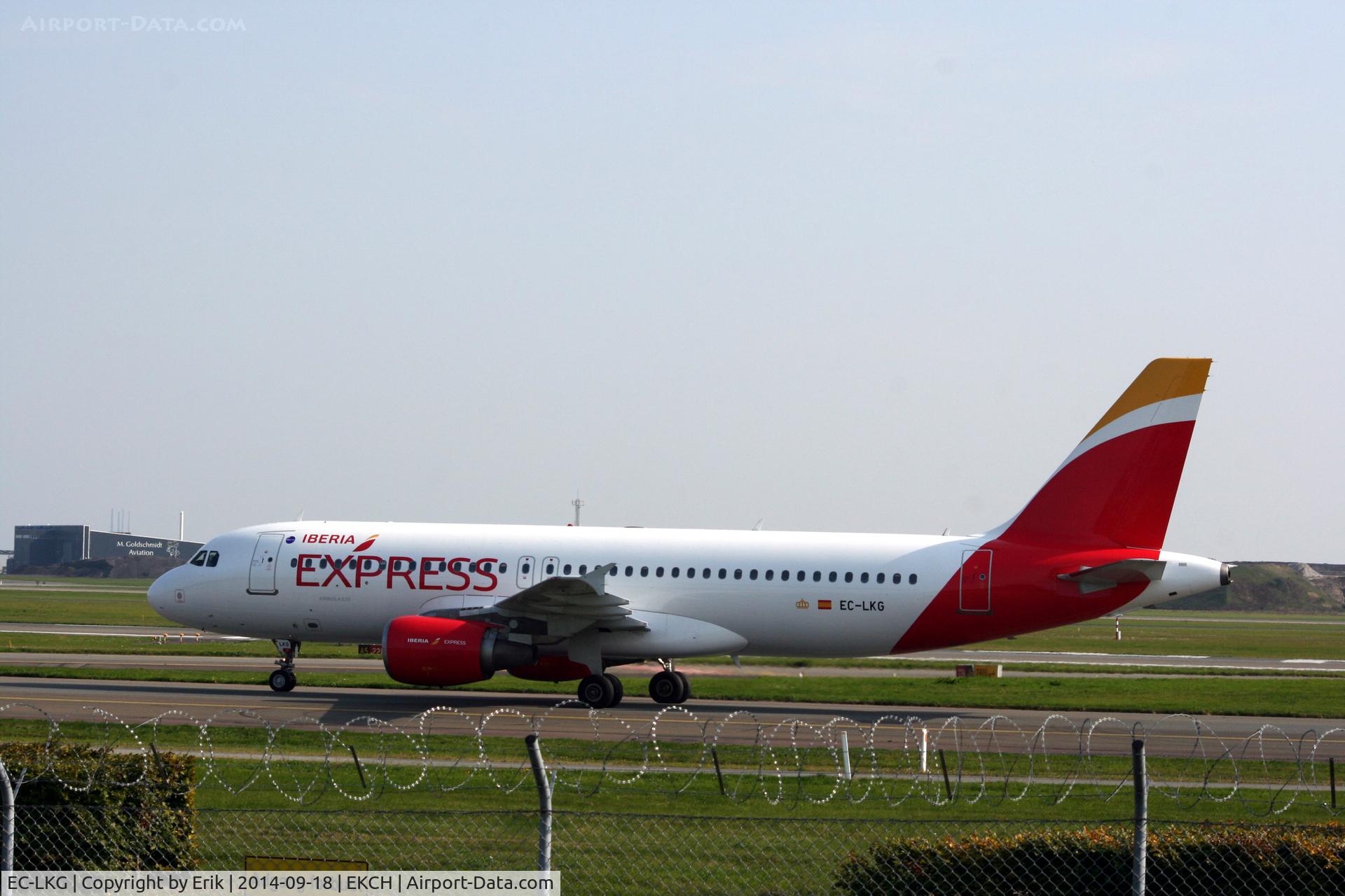 EC-LKG, 1999 Airbus A320-214 C/N 1047, EC-LKG just arrived rw 04L