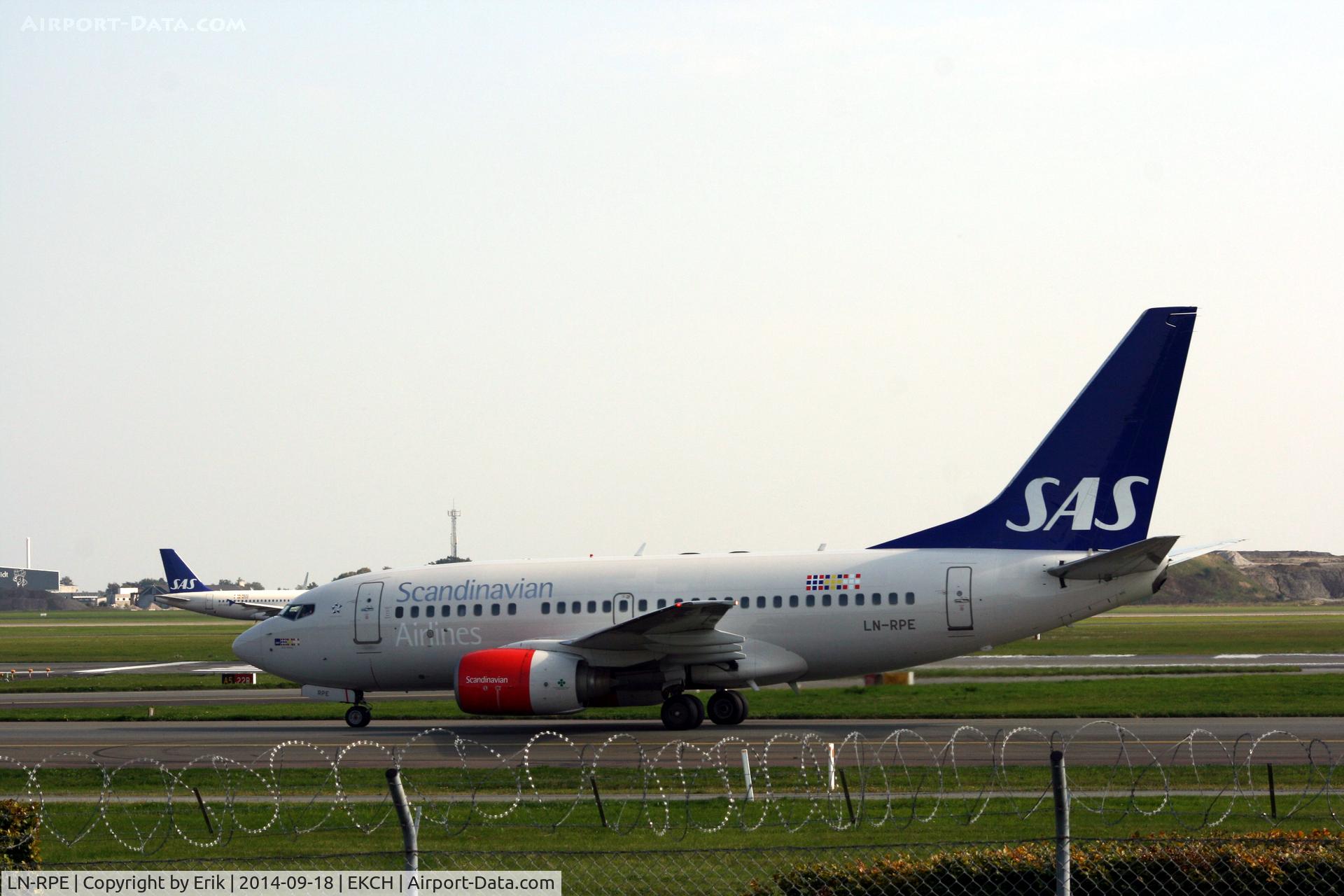 LN-RPE, 1999 Boeing 737-683 C/N 28306, LN-RPE just arrived rw 04L
