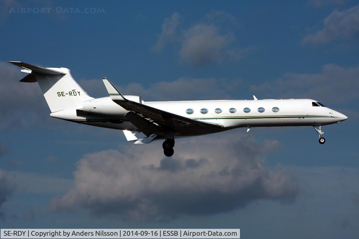 SE-RDY, 2005 Gulfstream Aerospace V-SP G550 C/N 5080, On short final for runway 12.