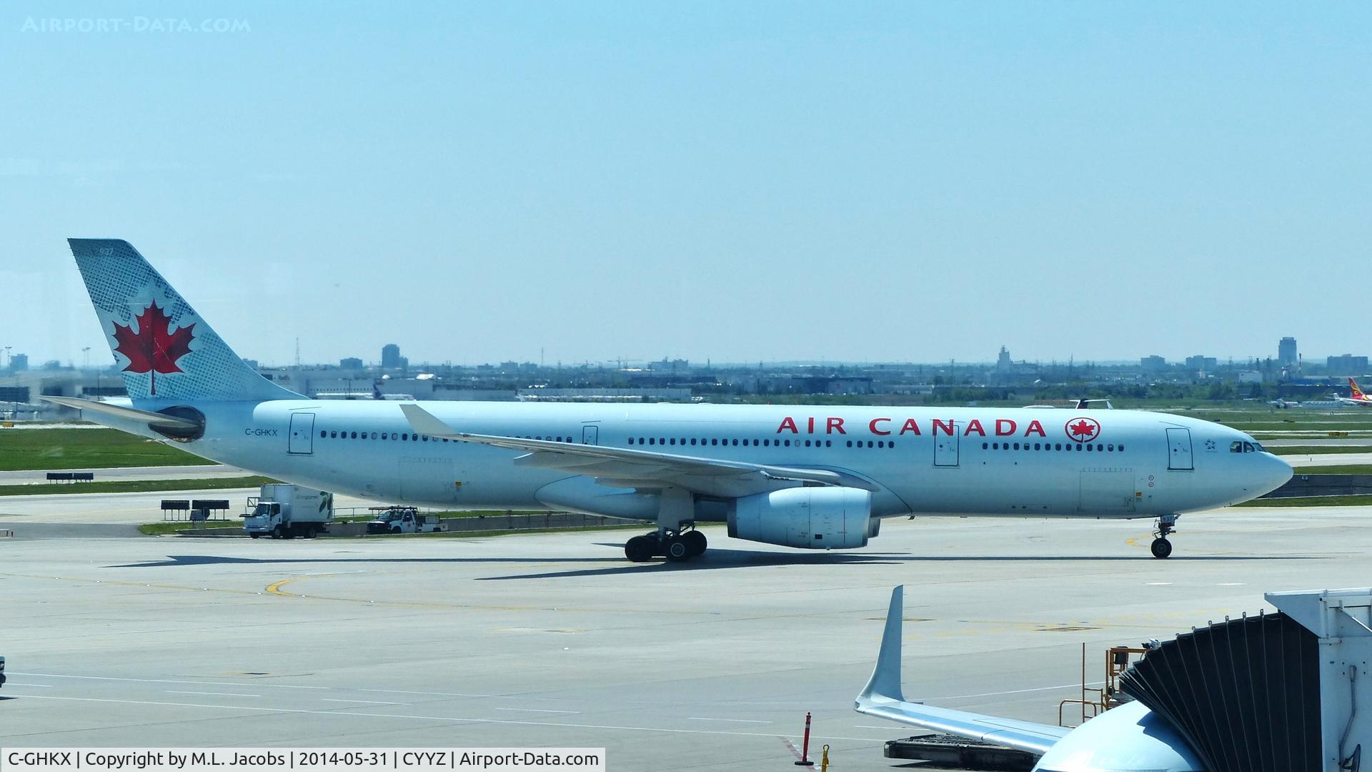 C-GHKX, 2001 Airbus A330-343 C/N 0412, Air Canada Airbus A330 heading to the gate.