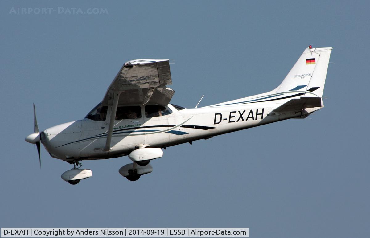 D-EXAH, Cessna 172S SP C/N 172S10649, On short final for runway 30.