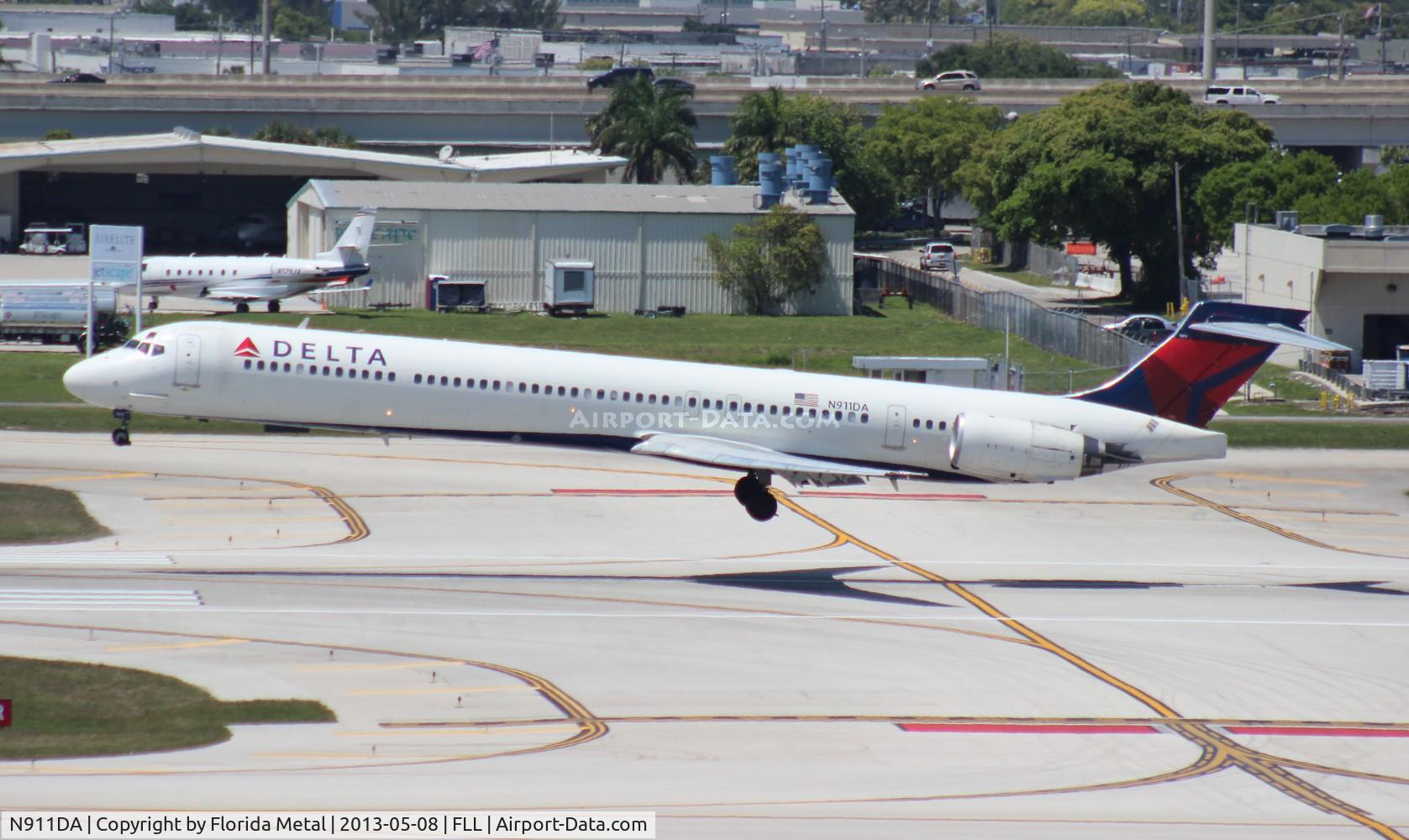N911DA, 1995 McDonnell Douglas MD-90-30 C/N 53391, Delta MD-90