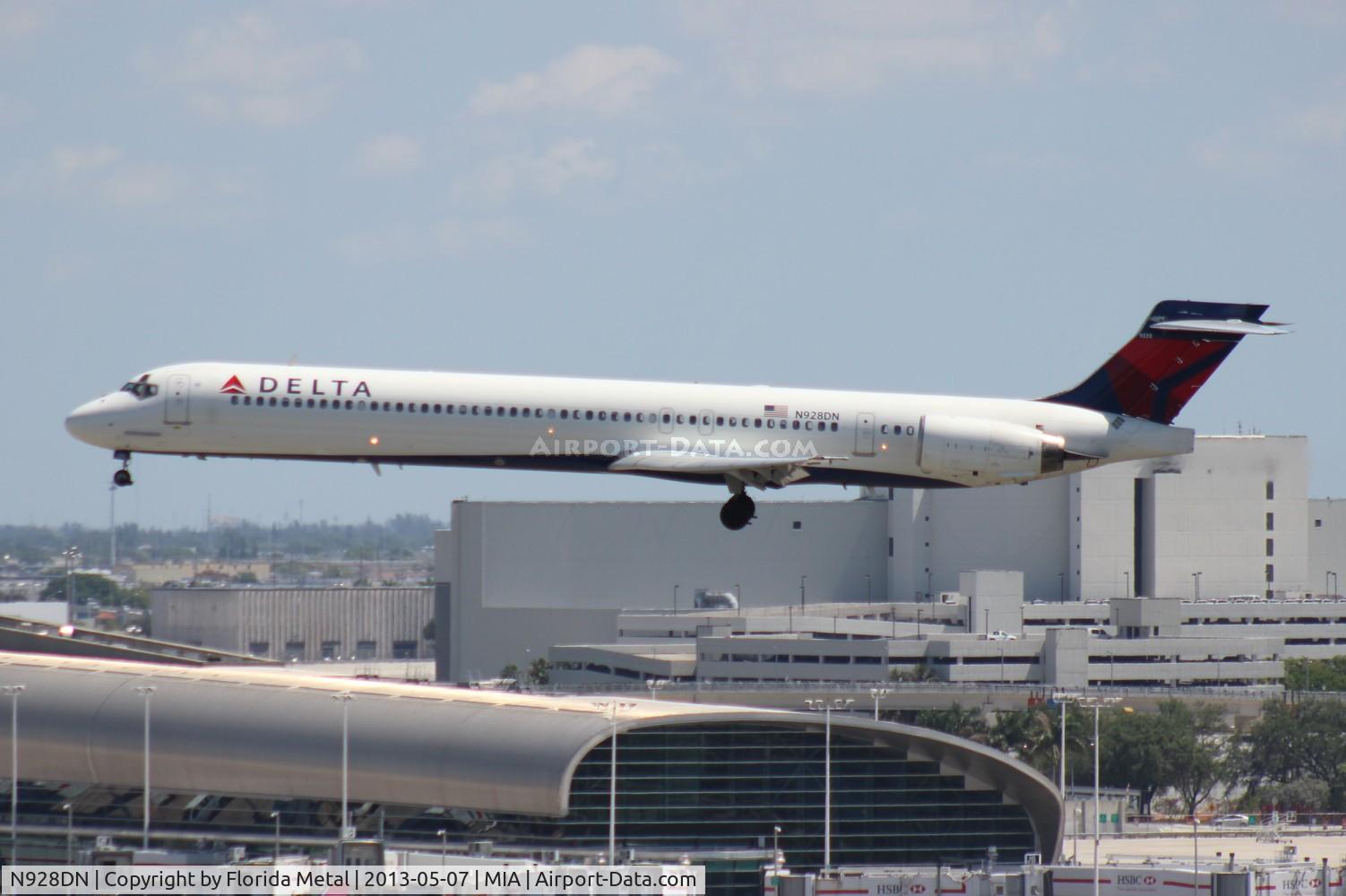 N928DN, 1999 McDonnell Douglas MD-90-30 C/N 53590, Delta MD-90