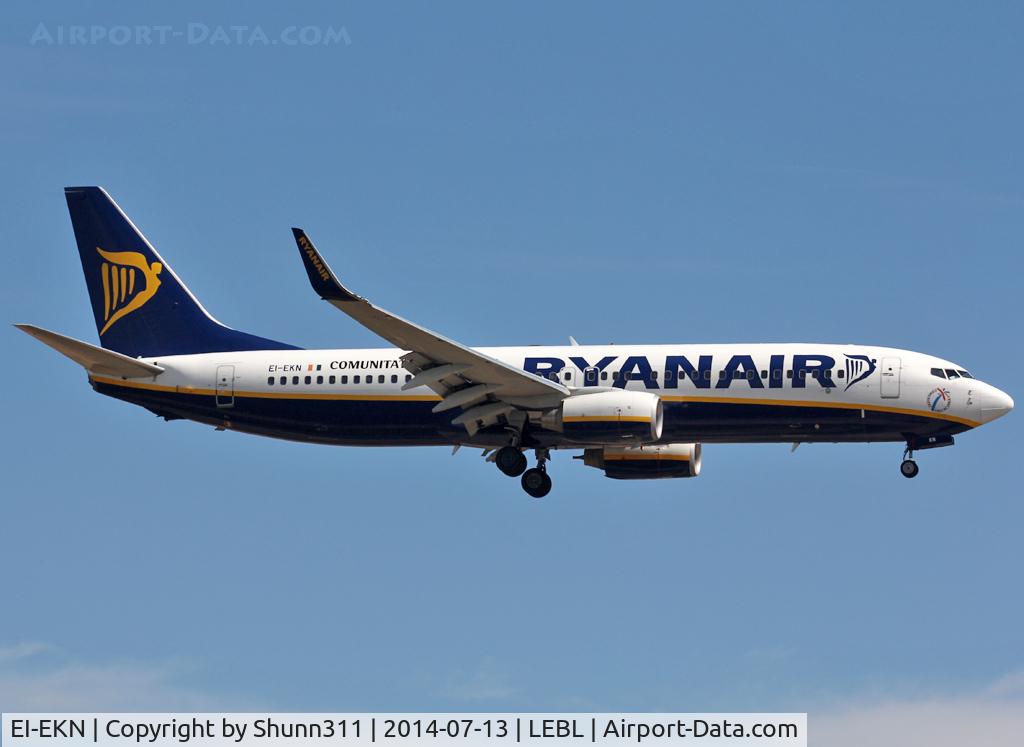 EI-EKN, 2010 Boeing 737-8AS C/N 35026, Landing rwy 25R with additional Communitat Valenciana titles and logo