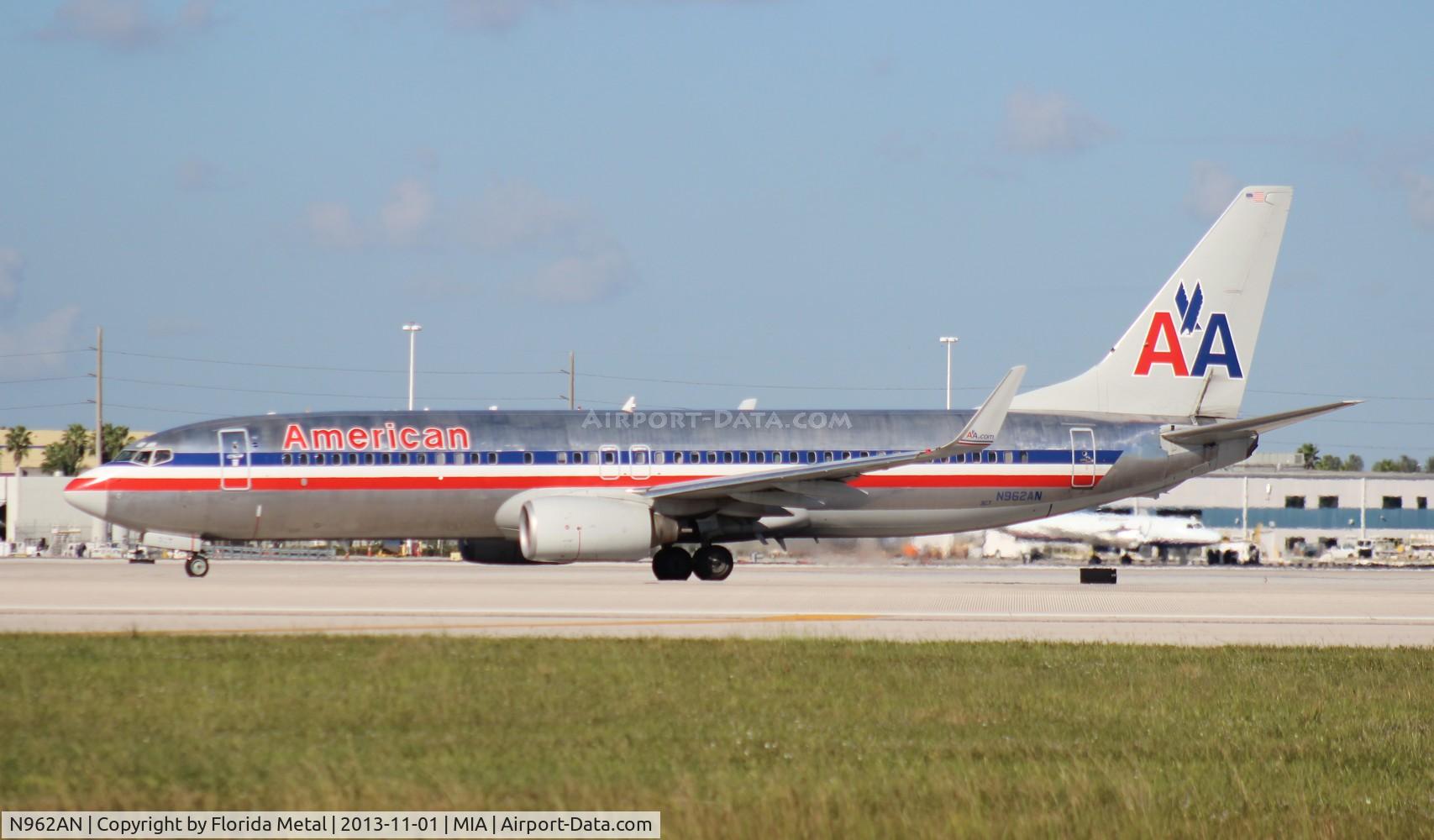 N962AN, 2001 Boeing 737-823 C/N 30858, American 737-800