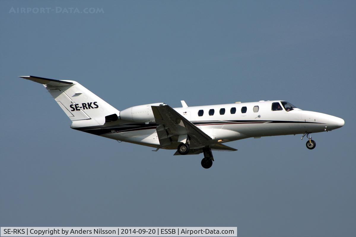 SE-RKS, 2004 Cessna 525A CitationJet CJ2 C/N 525A-0202, On short final for runway 12.