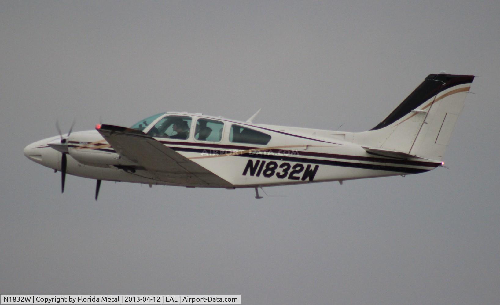 N1832W, 1972 Beech E-55 Baron C/N TE-882, Beech E55