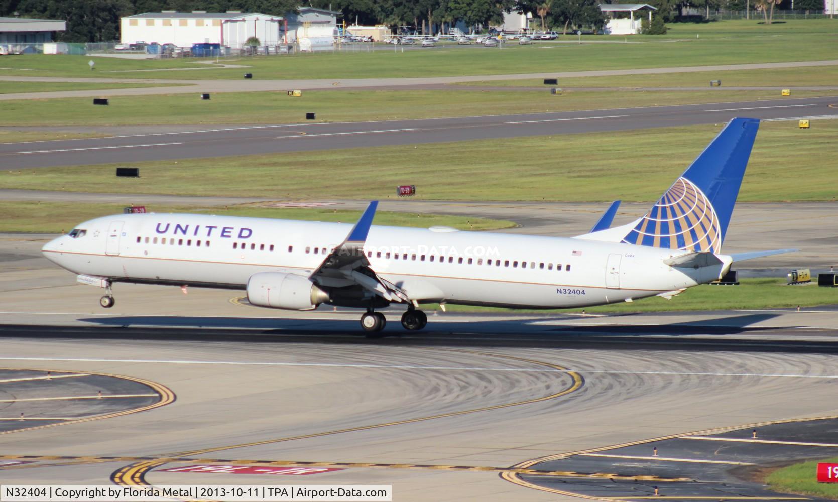 N32404, 2001 Boeing 737-924 C/N 30121, United 737-900