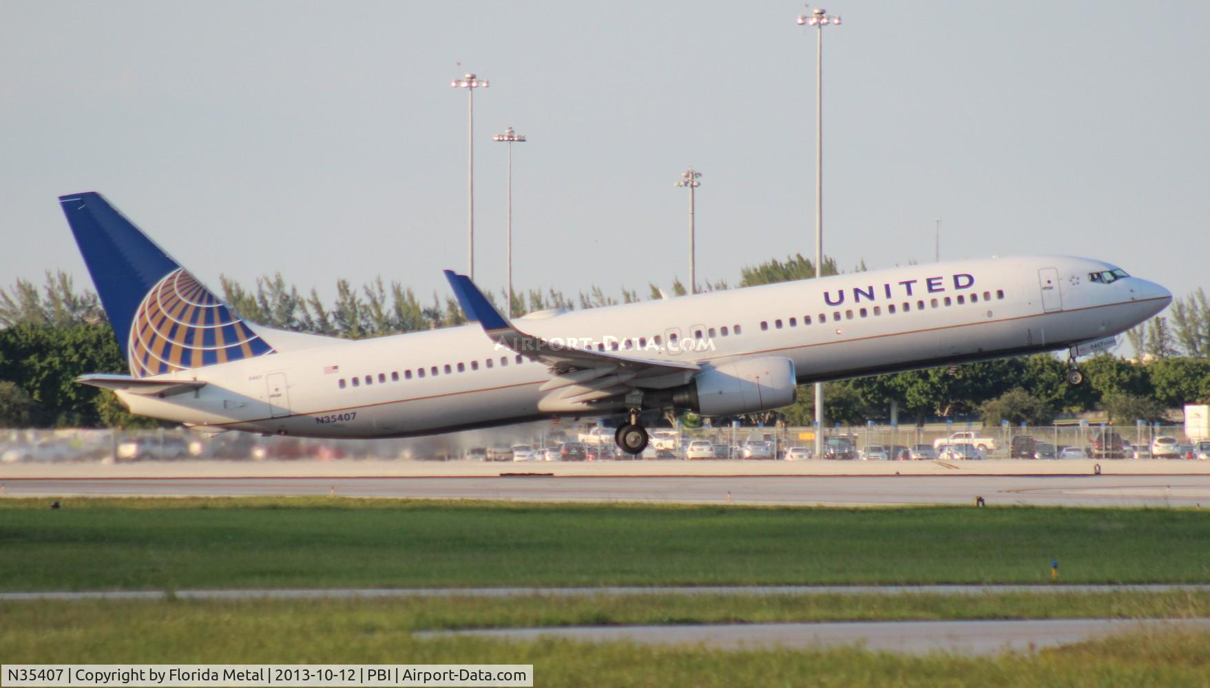 N35407, 2001 Boeing 737-924 C/N 30124, United 737-900