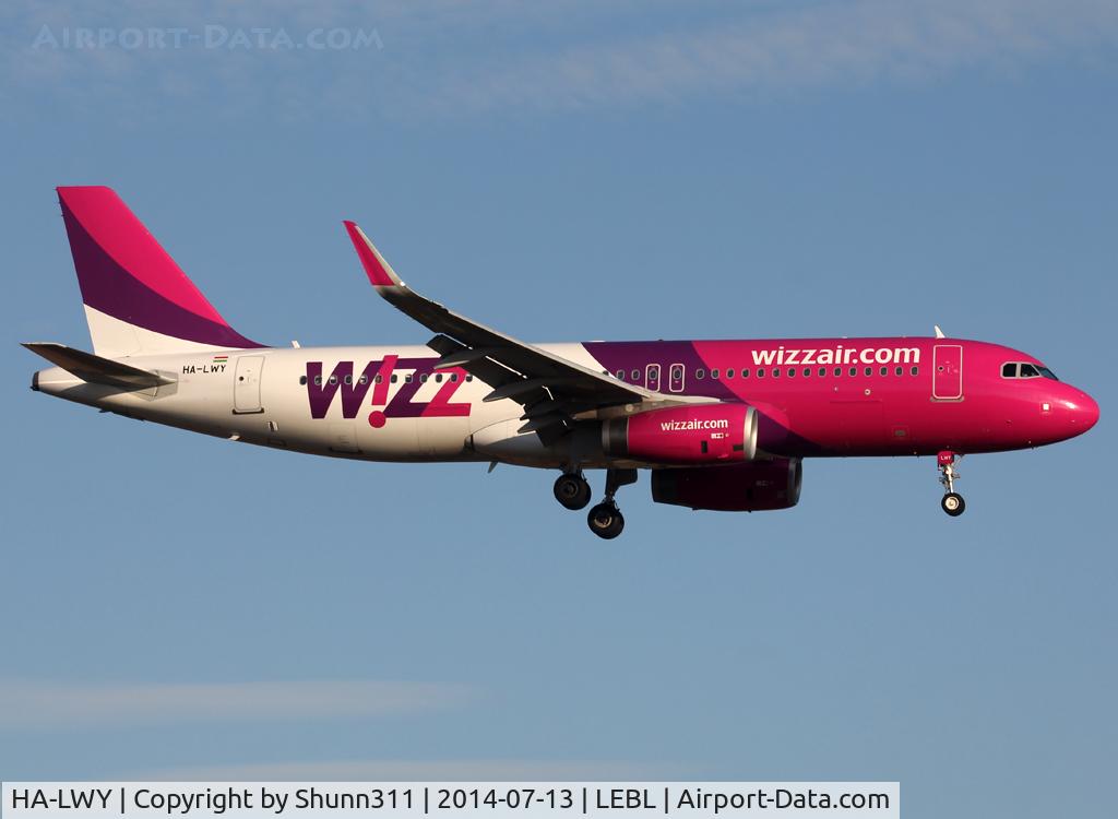 HA-LWY, 2014 Airbus A320-232 C/N 6058, Landing rwy 25R