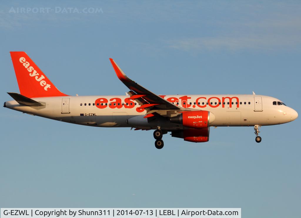 G-EZWL, 2013 Airbus A320-214 C/N 5702, Landing rwy 25R