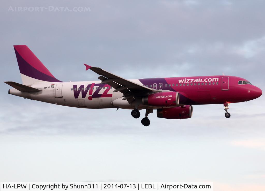 HA-LPW, 2009 Airbus A320-232 C/N 3947, Landing rwy 25R