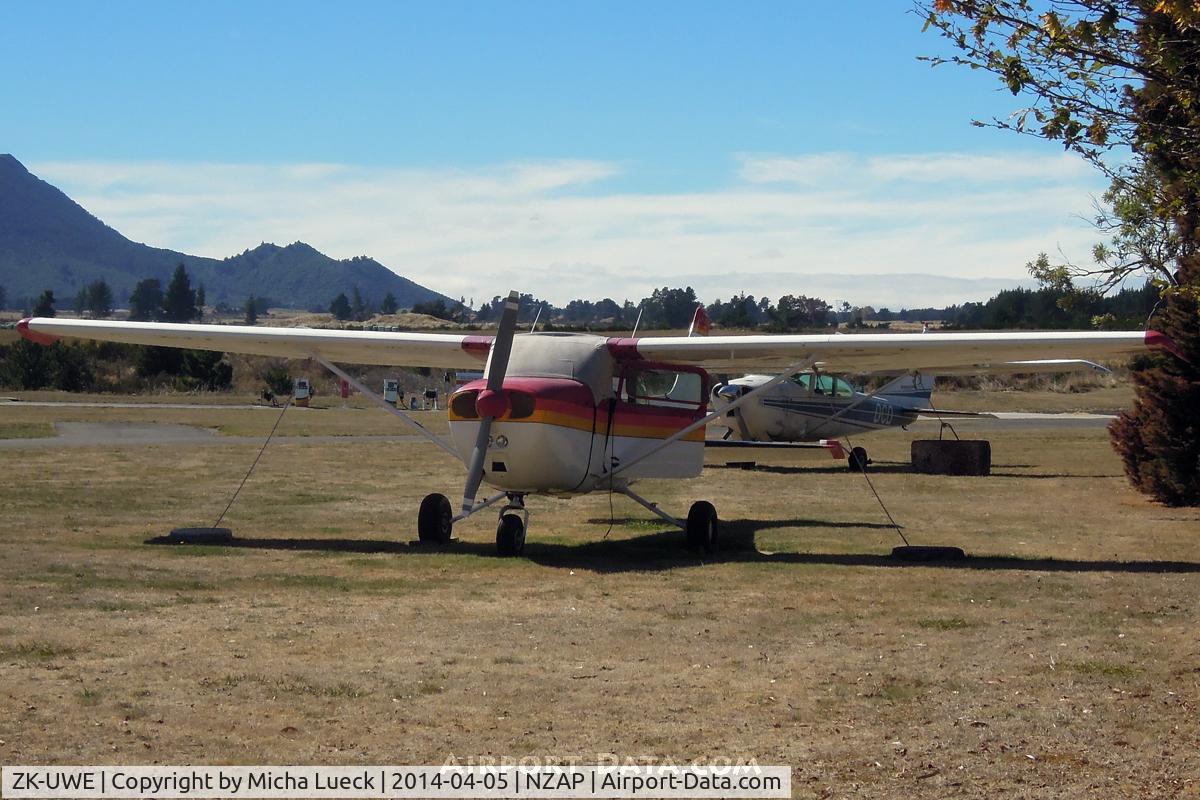 ZK-UWE, Cessna 172N C/N 17271209, At Taupo