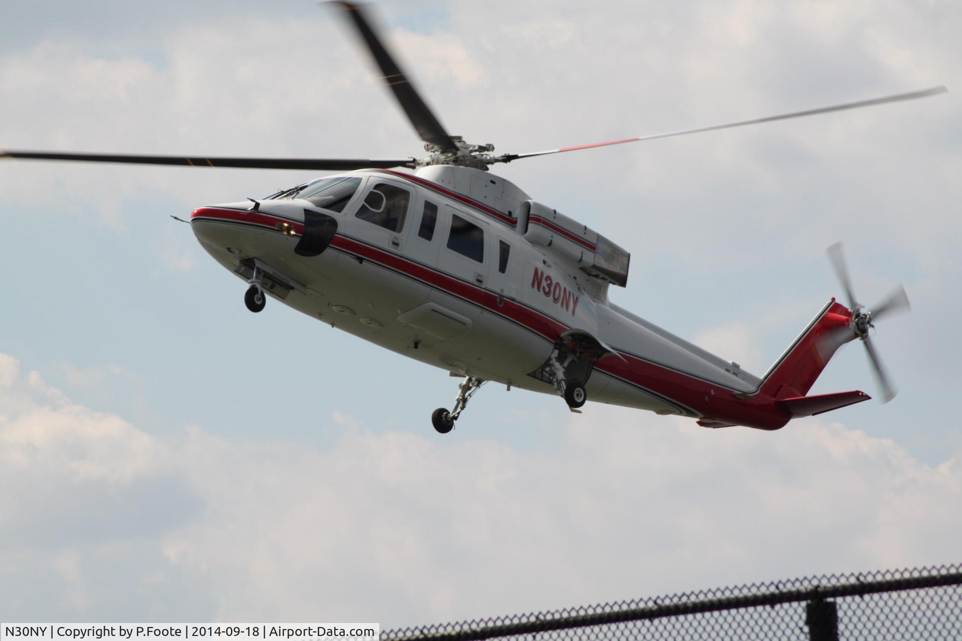 N30NY, 1996 Sikorsky S-76B C/N 760458, Landing at VIP heliport Hudson River, New York.