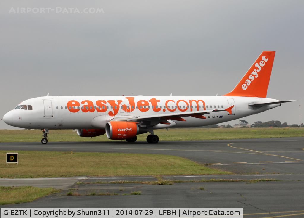 G-EZTK, 2009 Airbus A320-214 C/N 3991, Taxiing to the Terminal...