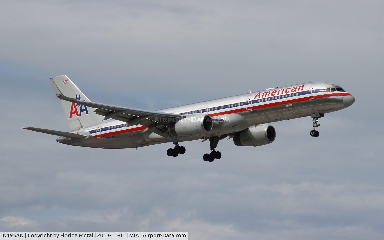 N195AN, 2001 Boeing 757-223 C/N 32389, American 757-200