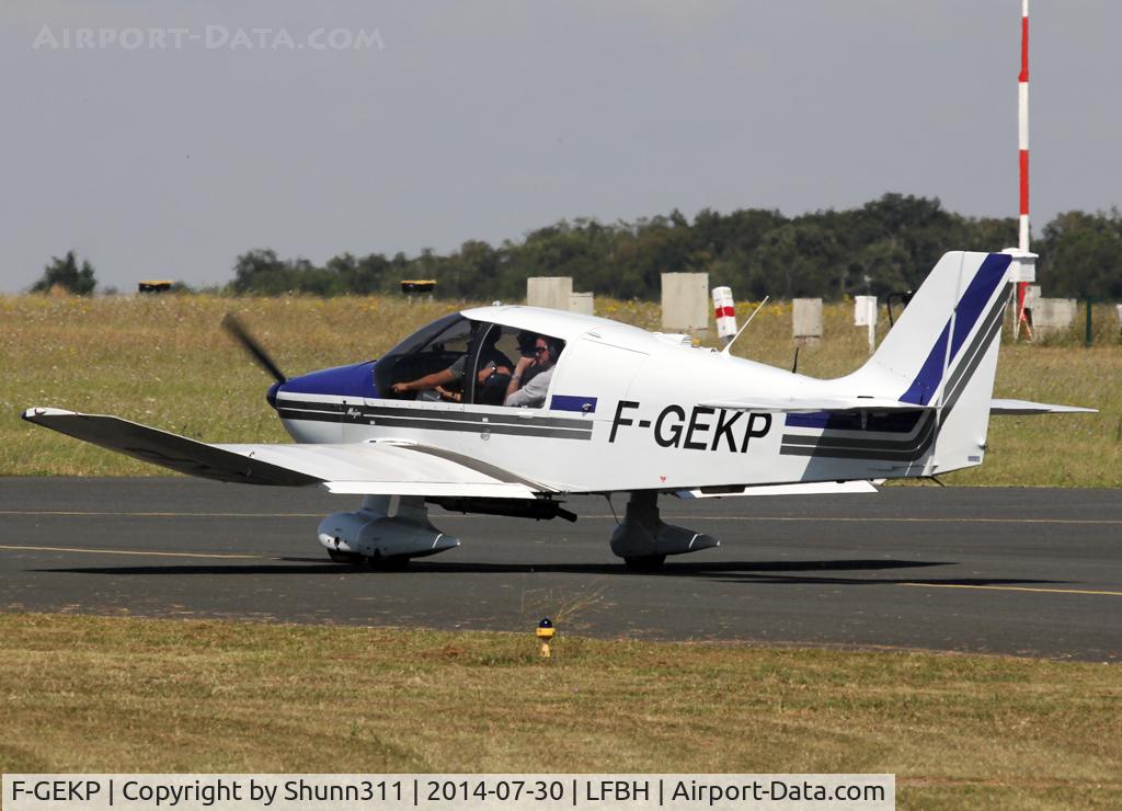 F-GEKP, Robin DR-400-160 Chevalier C/N 1741, Taxiing for departure...