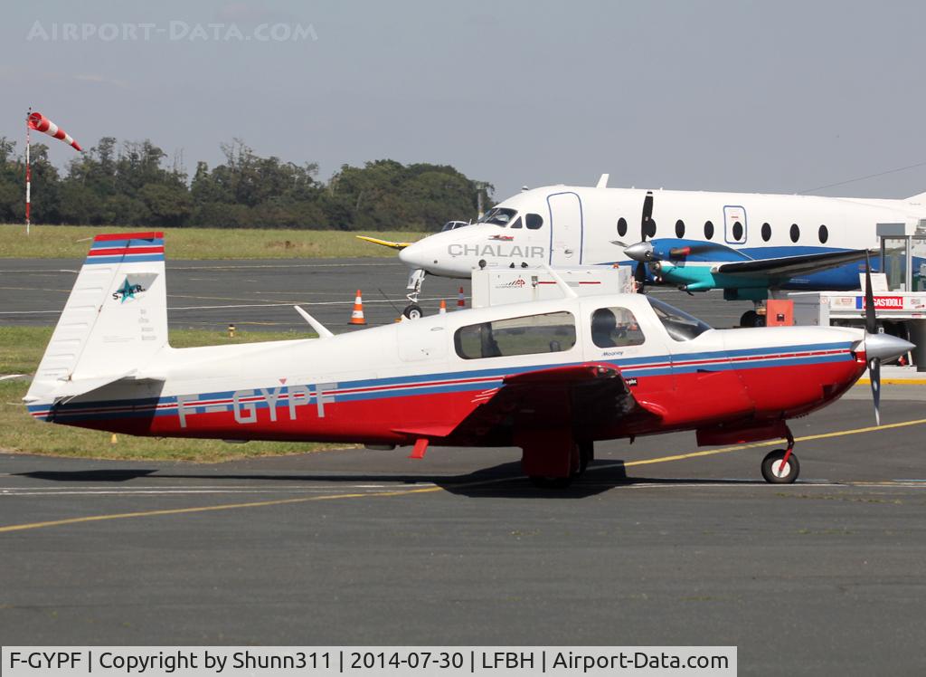 F-GYPF, 1992 Mooney M20M Bravo C/N 27-0135, Taxiing to the Airclub...