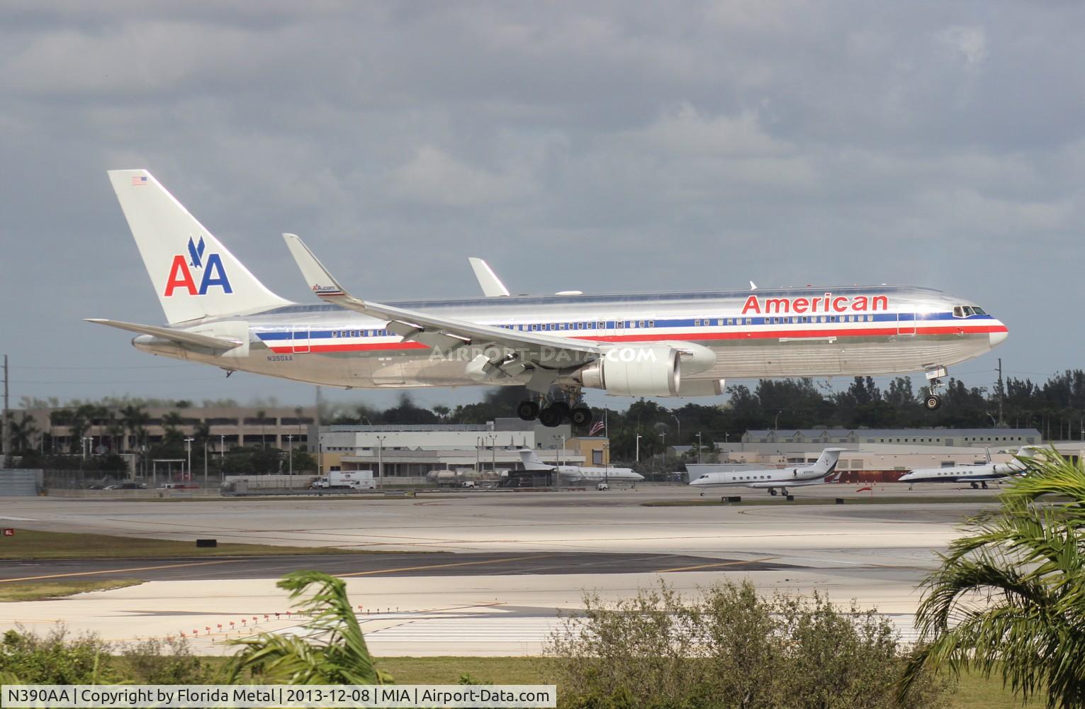 N390AA, 1995 Boeing 767-323 C/N 27450, American 767-300
