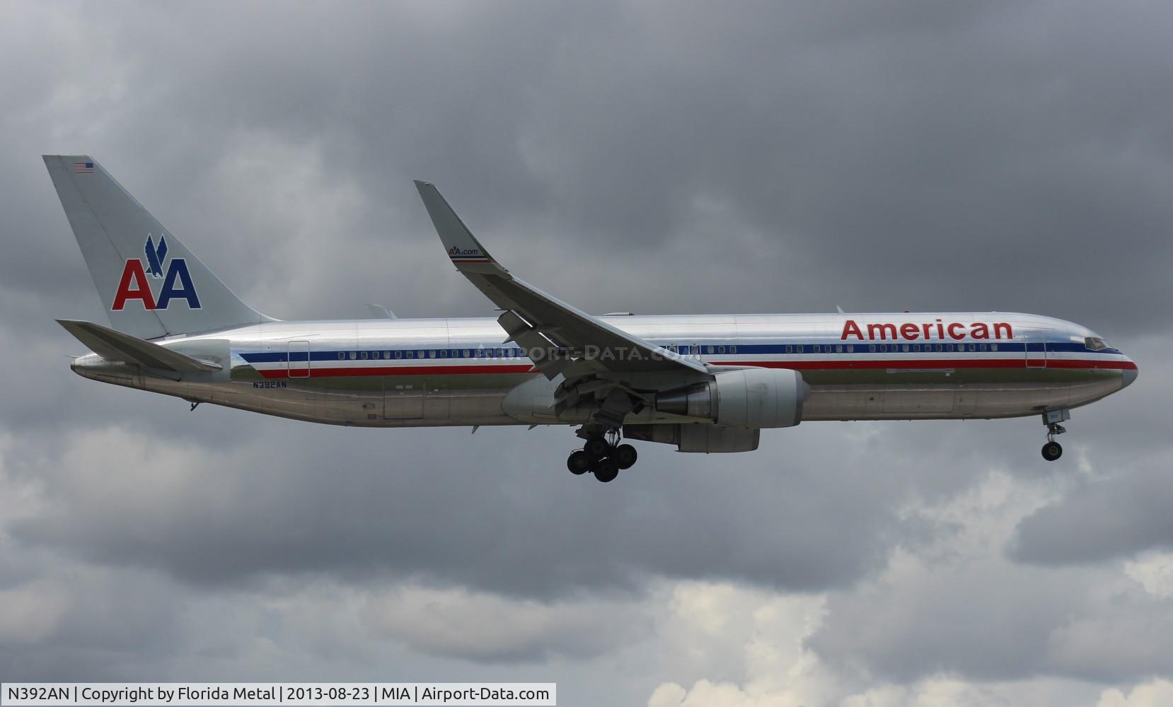 N392AN, 1998 Boeing 767-323 C/N 29429, American 767-300