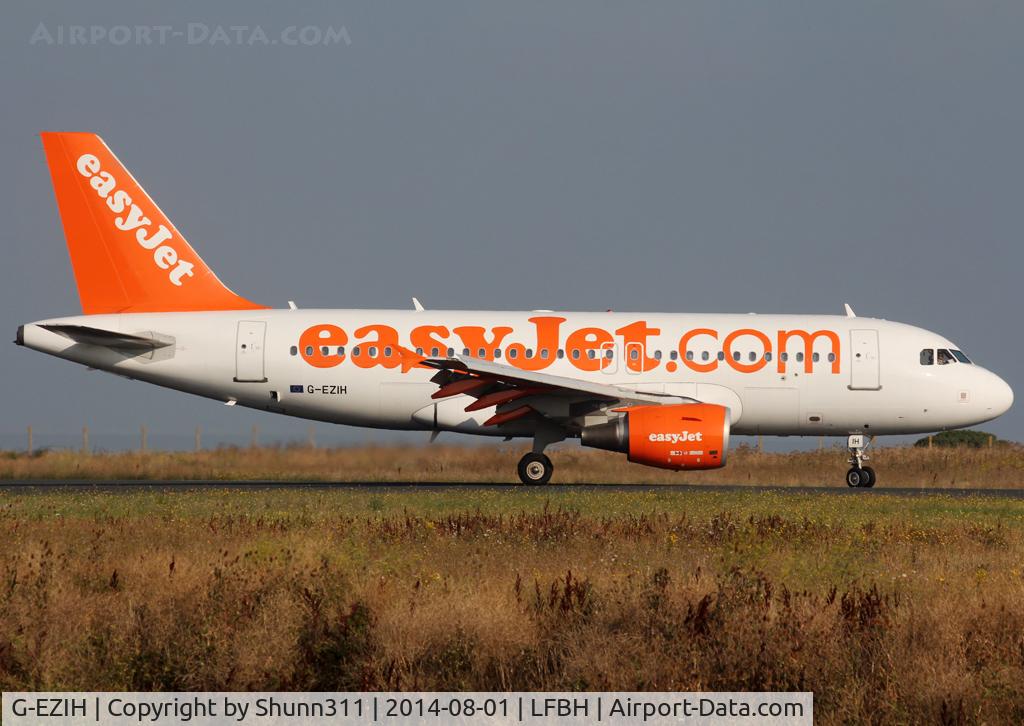 G-EZIH, 2005 Airbus A319-111 C/N 2463, Taxiing to the Terminal after landing rwy 27