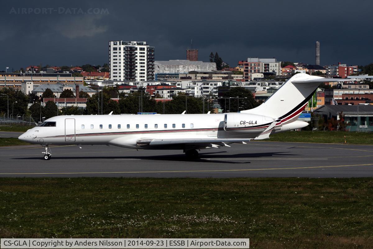 CS-GLA, 2012 Bombardier BD-700-1A10 Global 6000 C/N 9478, Lining up runway 30.