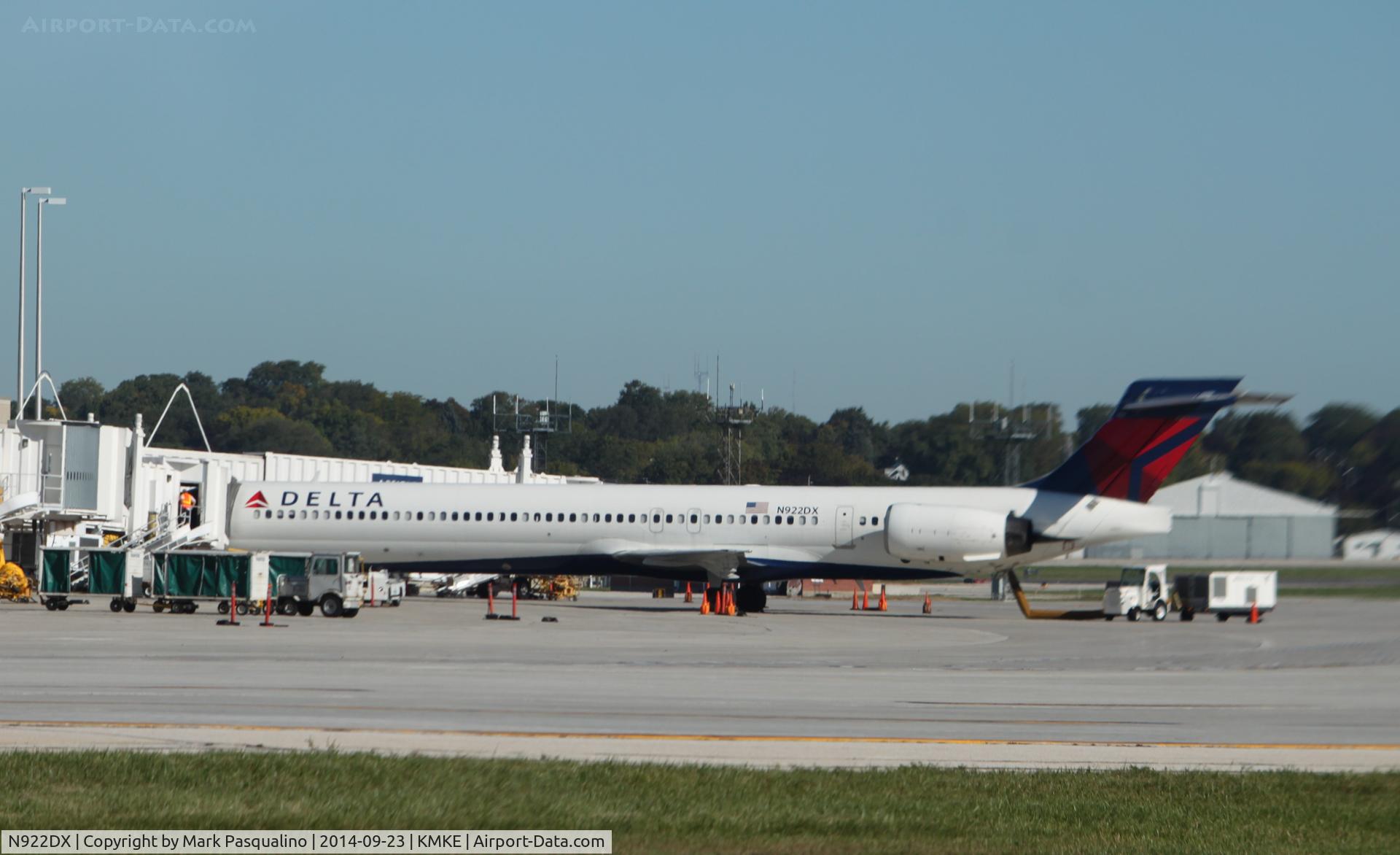 N922DX, 1997 McDonnell Douglas MD-90-30 C/N 53584, MD-90-30