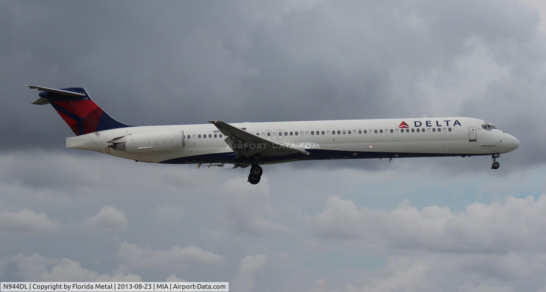 N944DL, 1989 McDonnell Douglas MD-88 C/N 49817, Delta MD-88