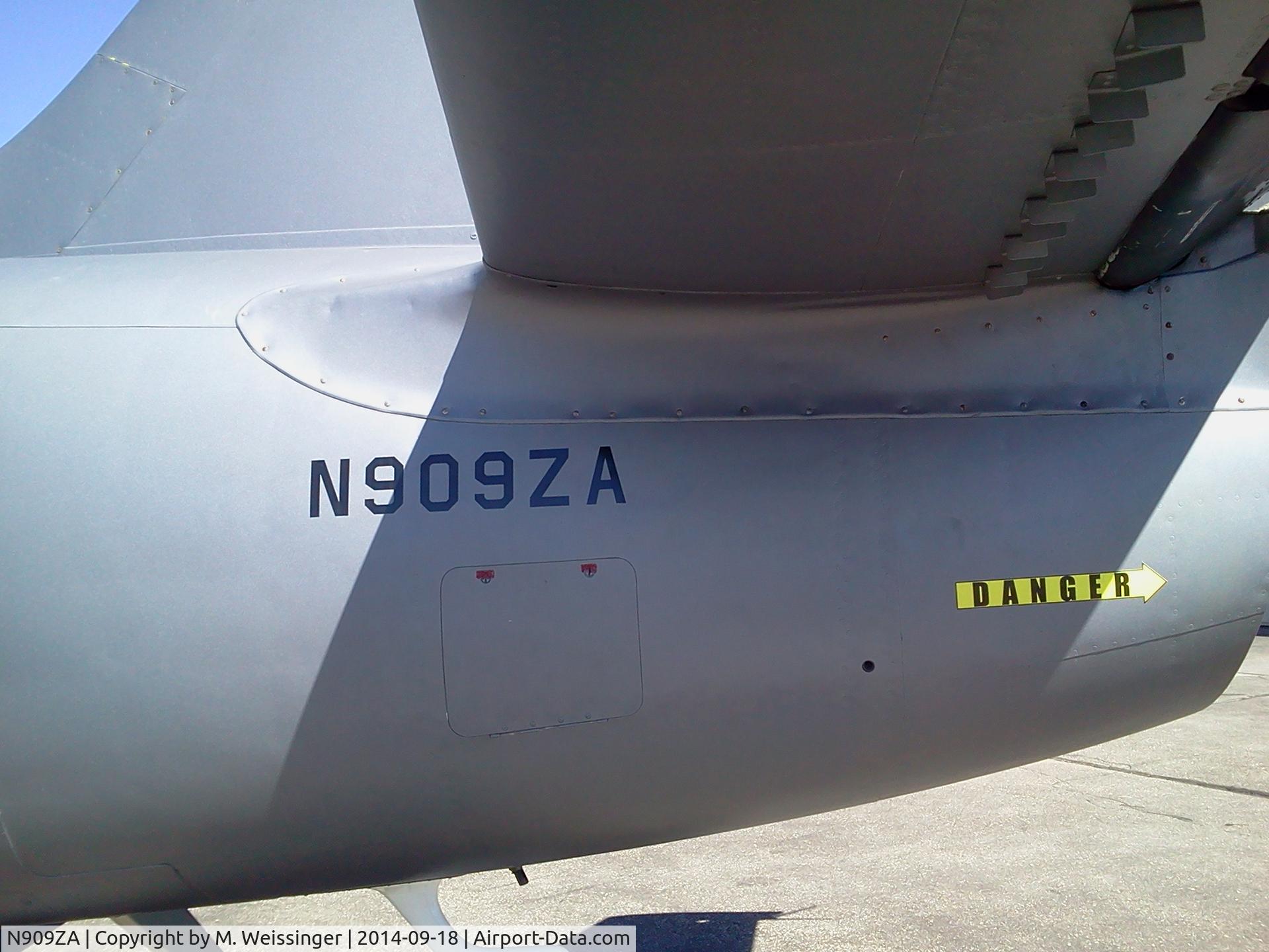 N909ZA, 1986 Aero L-39ZA Albatros C/N 633909, refuel at KCNY