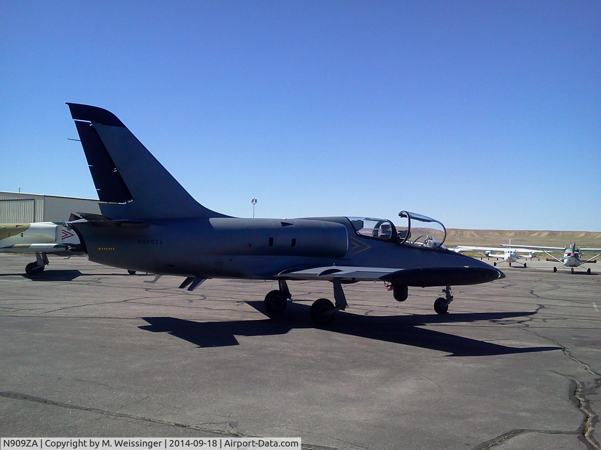 N909ZA, 1986 Aero L-39ZA Albatros C/N 633909, refueling at KCNY