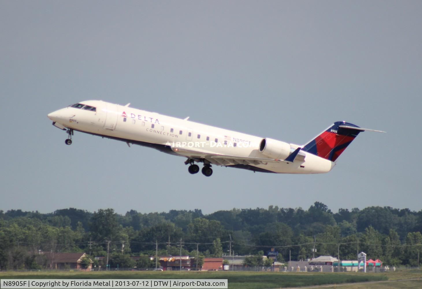 N8905F, 2004 Bombardier CRJ-200 (CL-600-2B19) C/N 7905, Delta Connection CRJ-200