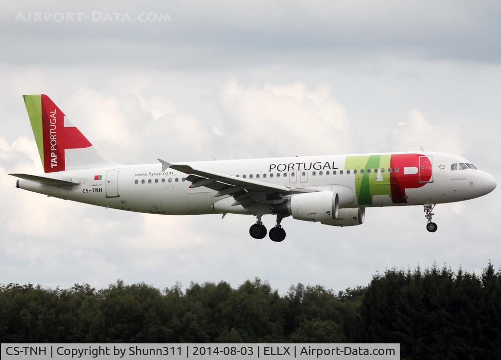 CS-TNH, 1999 Airbus A320-214 C/N 0960, Landing rwy 24