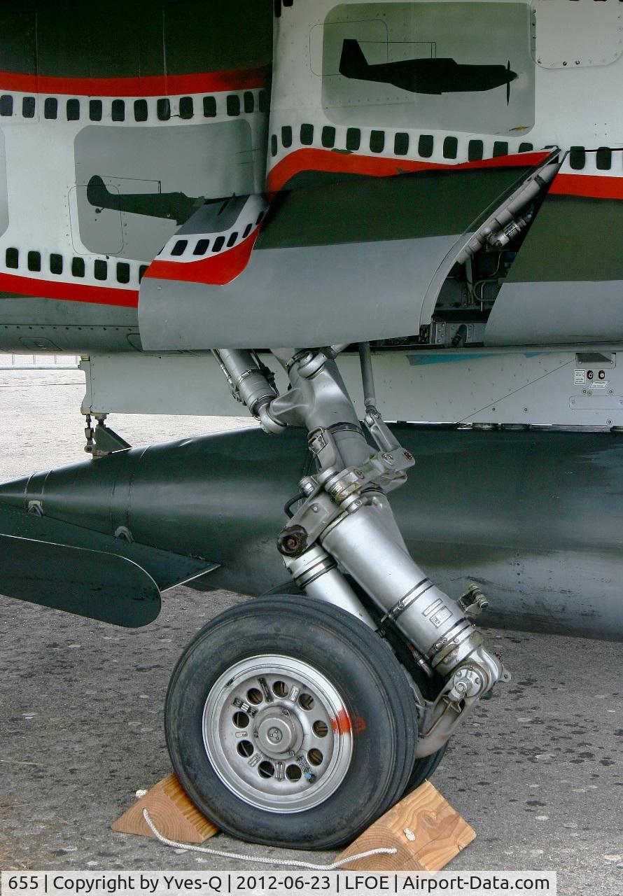 655, Dassault Mirage F.1CR C/N 655, Close view of main landing gear of Dassault Mirage F1CR,  Evreux-Fauville AB 105 (LFOE)