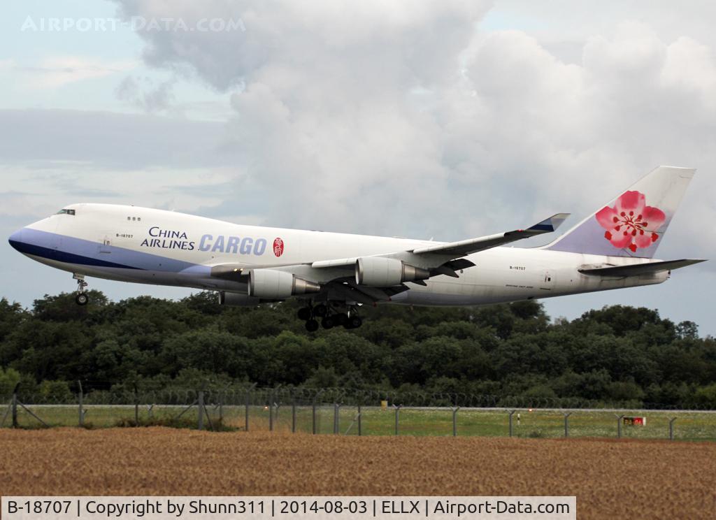 B-18707, 2001 Boeing 747-409F/SCD C/N 30764, Landing rwy 06