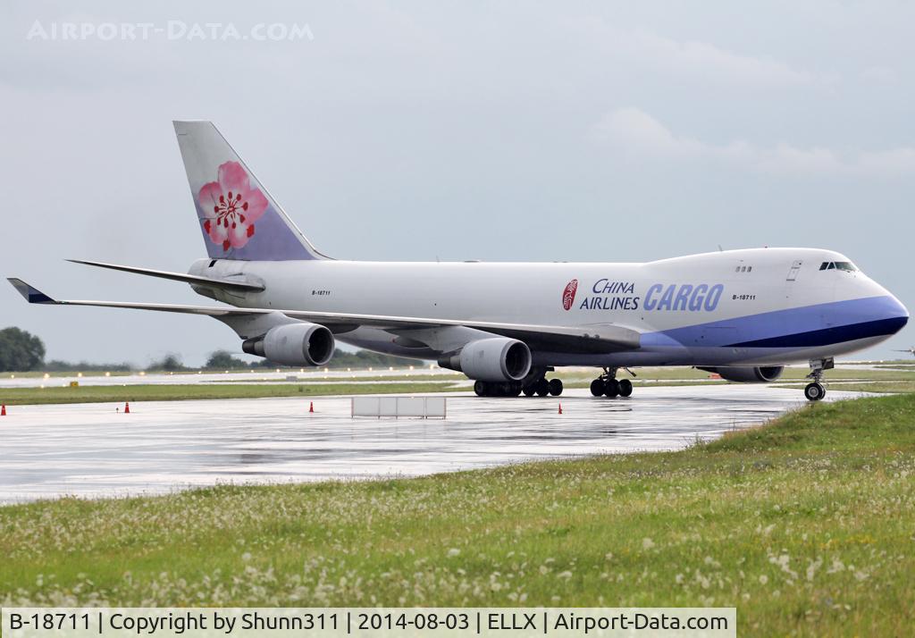 B-18711, 2002 Boeing 747-409F/SCD C/N 30768, Taxiing to the Cargo area...