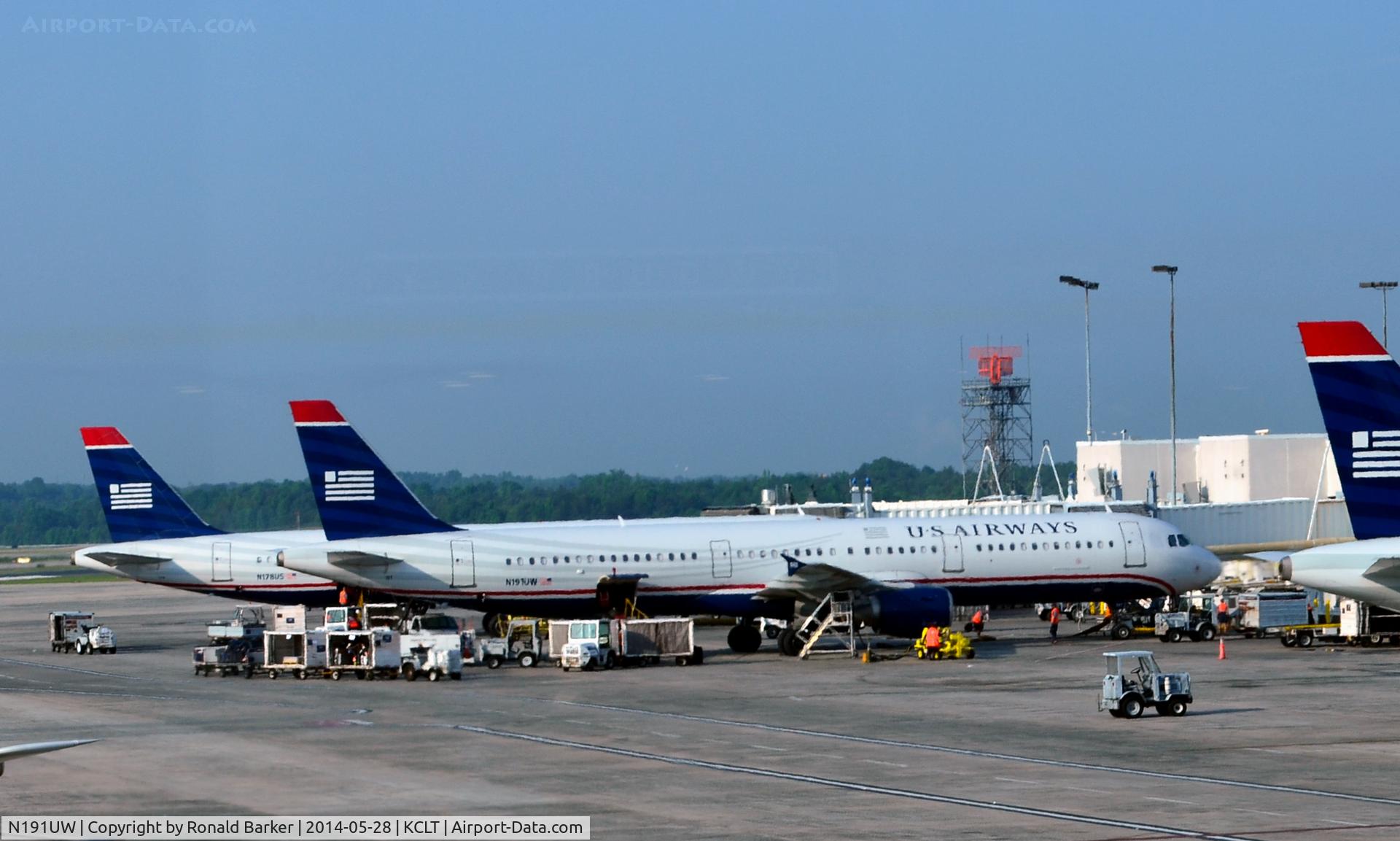 N191UW, 2001 Airbus A321-211 C/N 1447, Gate CLT
