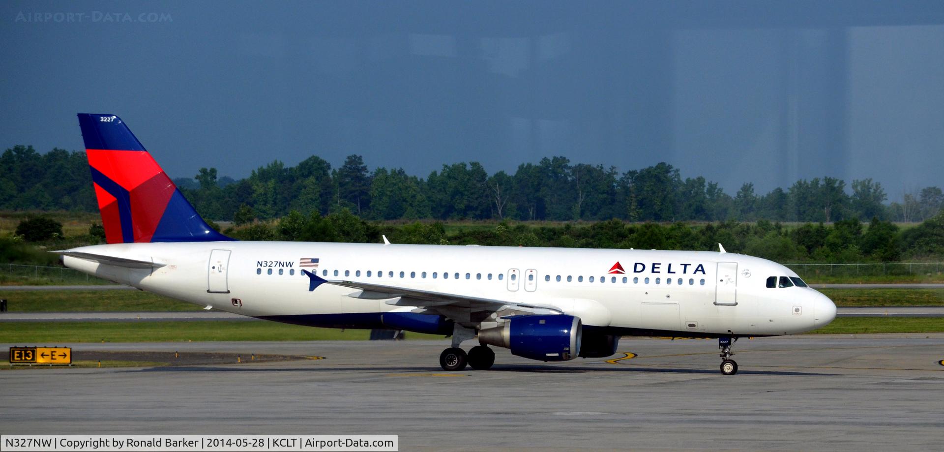 N327NW, 1992 Airbus A320-211 C/N 297, Taxi CLT