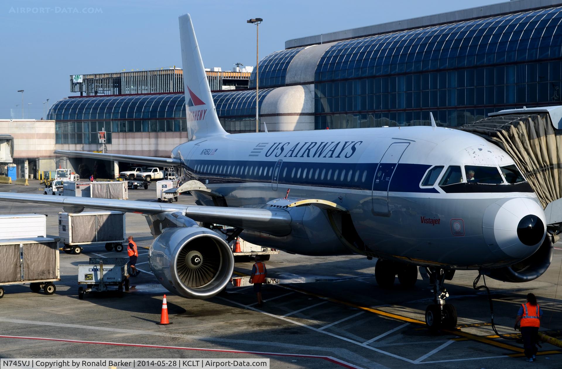 N745VJ, 2000 Airbus A319-112 C/N 1289, At the gate CLT