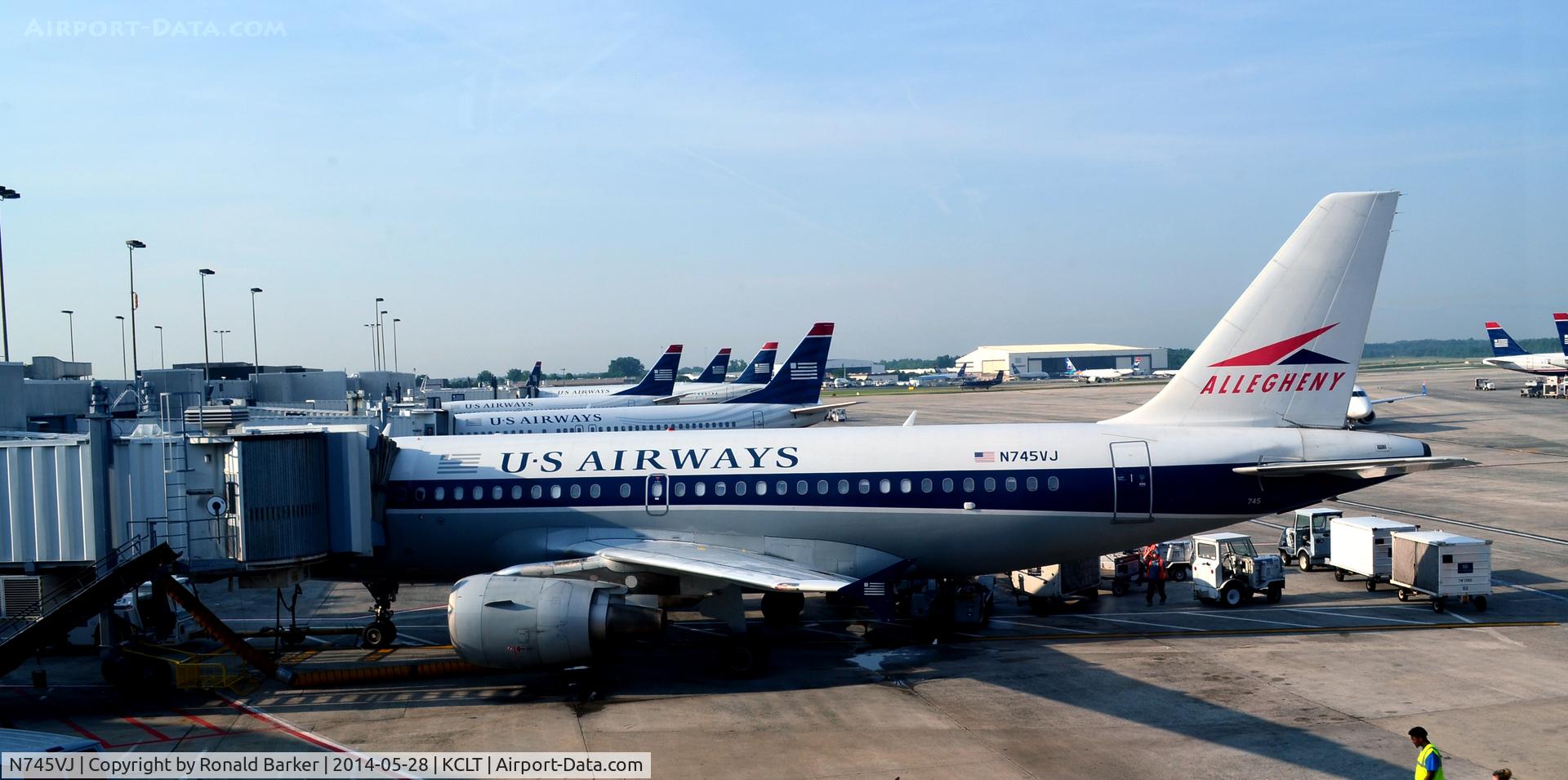 N745VJ, 2000 Airbus A319-112 C/N 1289, Gate CLT