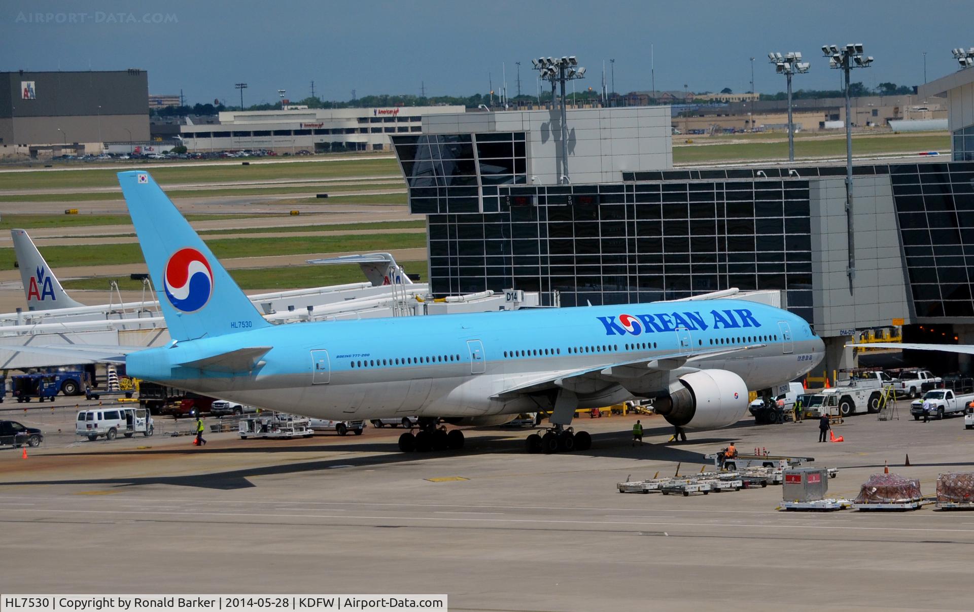 HL7530, 1997 Boeing 777-2B5/ER C/N 27945, Gate D12 DFW