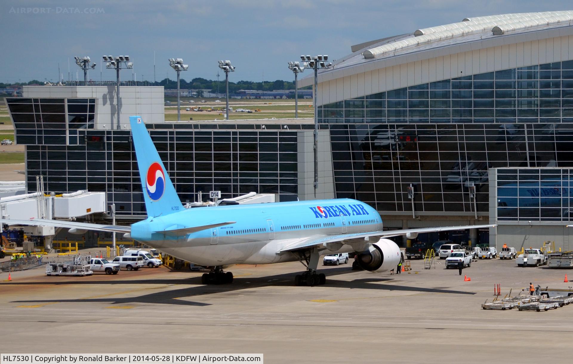 HL7530, 1997 Boeing 777-2B5/ER C/N 27945, Gate D12 DFW